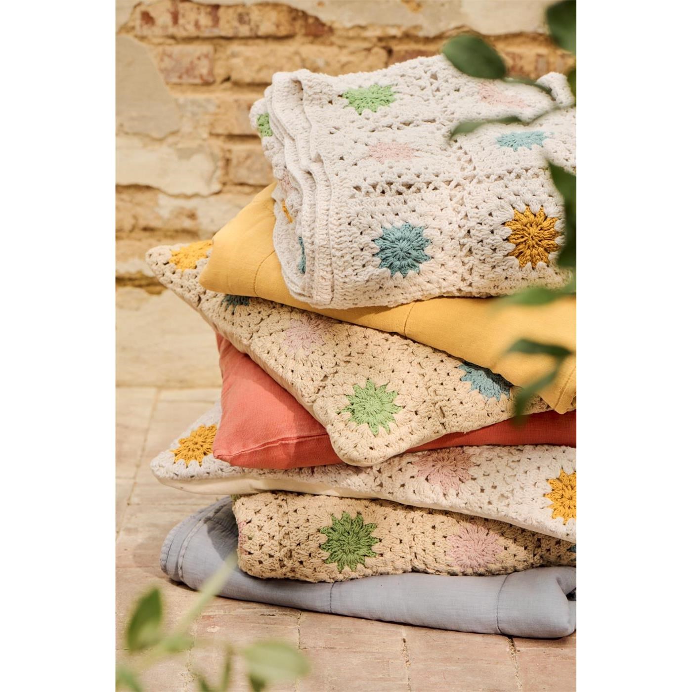 Háčkovaný povlak na polštář Ib Laursen krémový s vícebarevnými květy_0